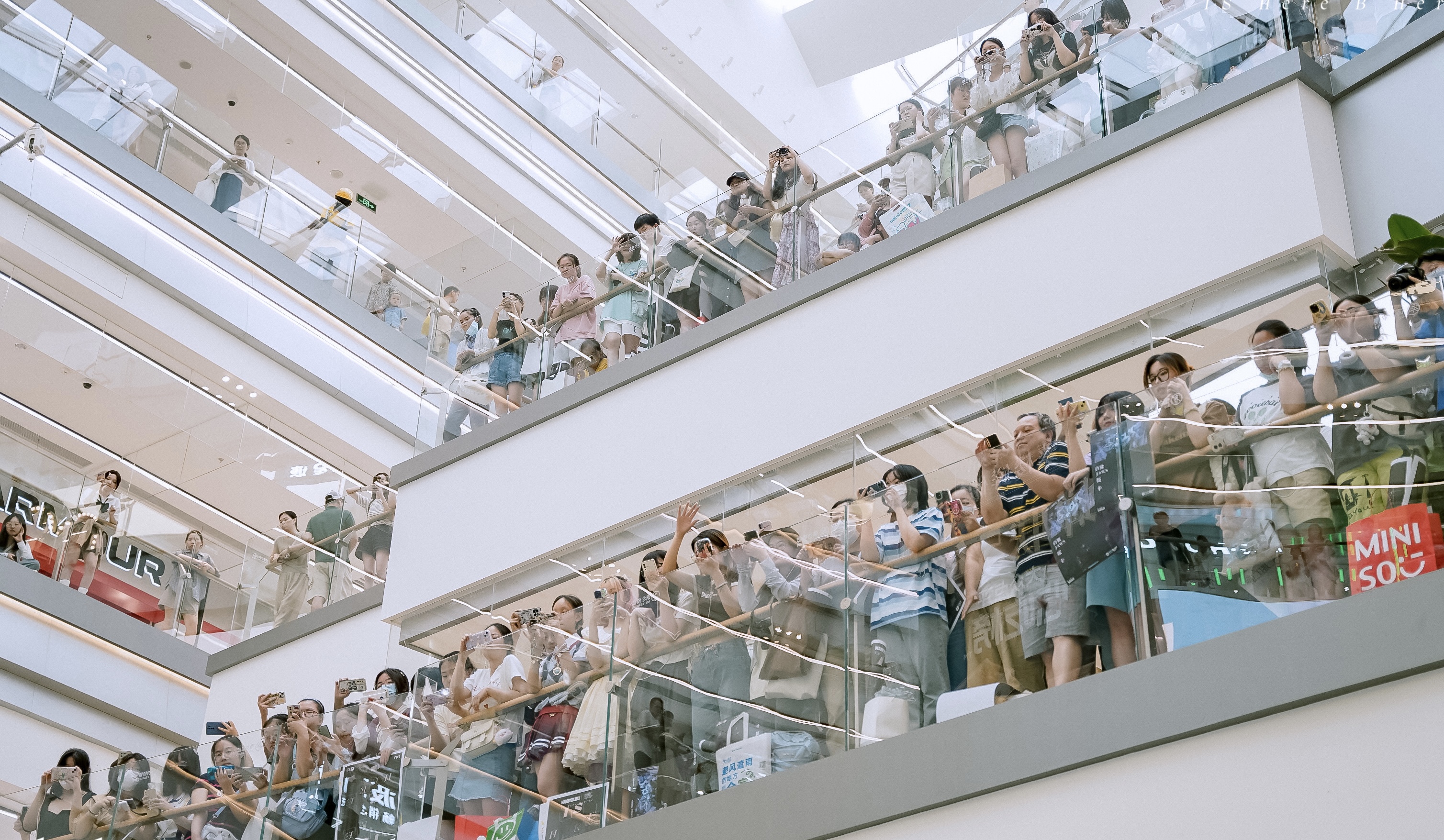 松江印象城客流云集,成为消费新地标的目标已见雏形.jpeg 松江印象城客流云集,成为消费新地标的目标已见雏形.jpeg