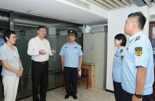 20240722103212029421.jpg 送清凉鼓干劲,区领导走访慰问战高温一线工作者3.jpg