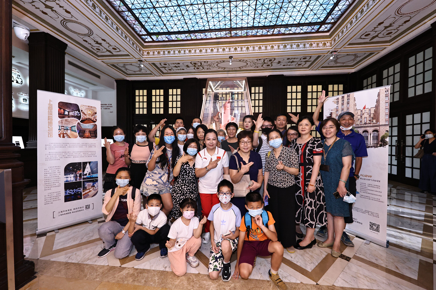 市体育局举办“冠军座谈会”专场活动 市民与陶璐娜一起合影留念