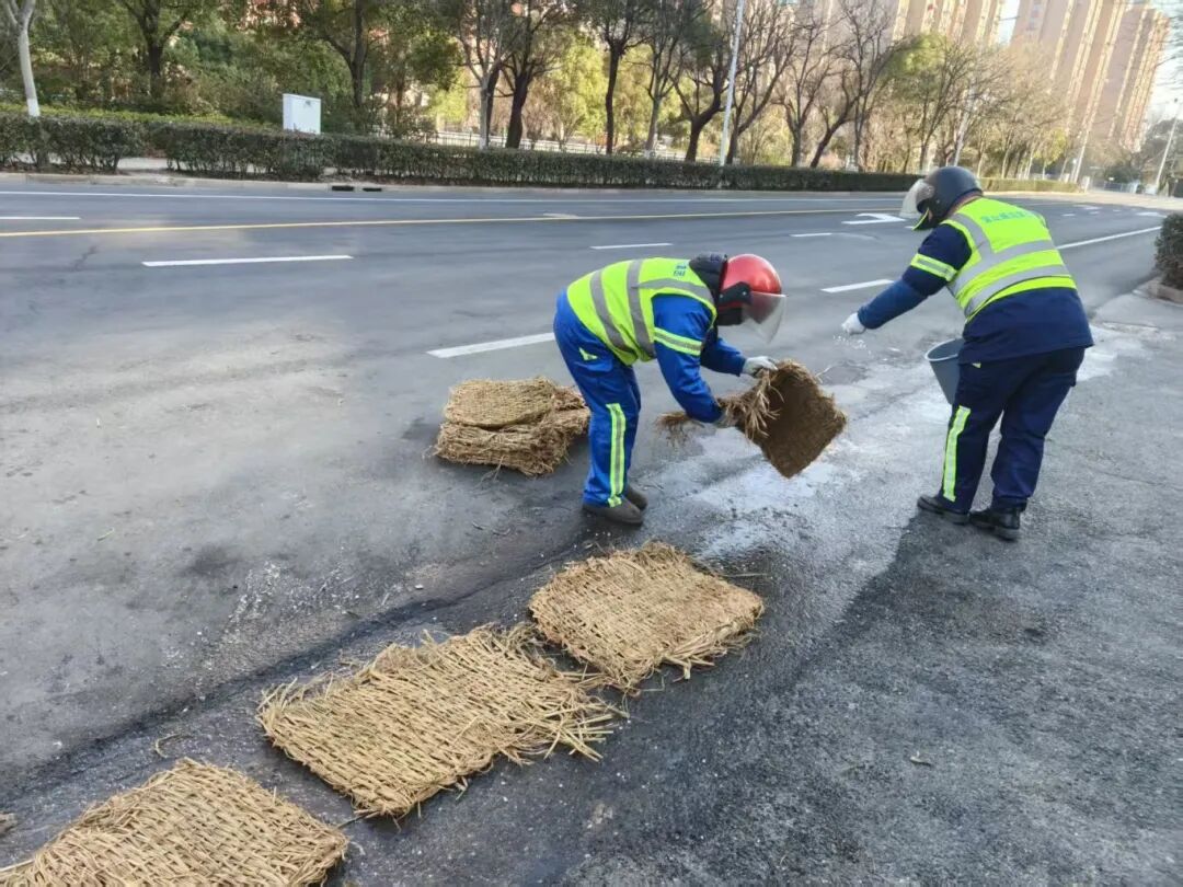 撒盐防滑.jpg
