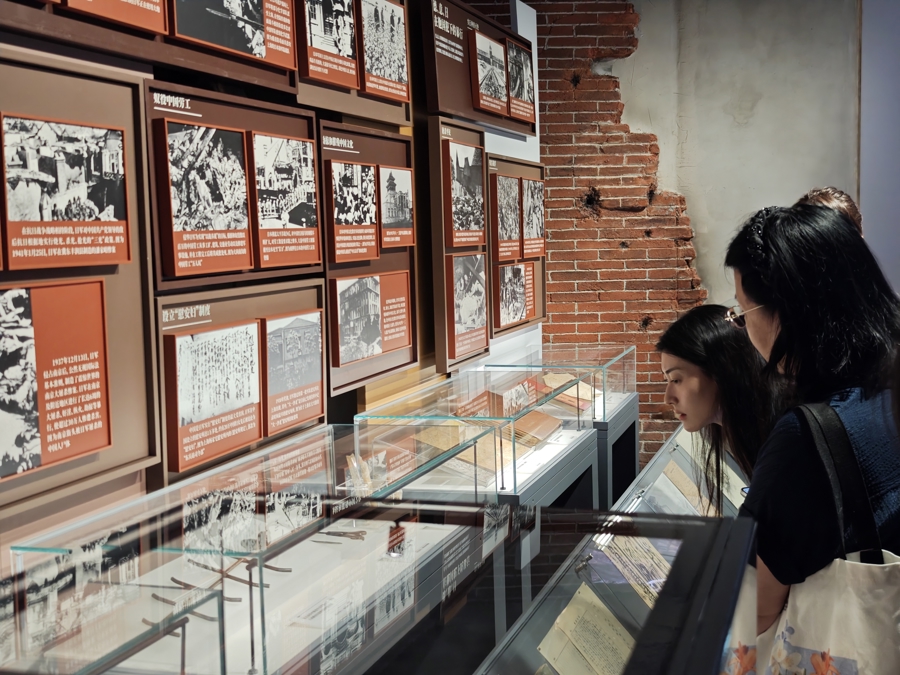 观众在上海淞沪抗战纪念馆里参观《正义昭昭 大道同行——战后审判与世界和平》主题展览.jpg
