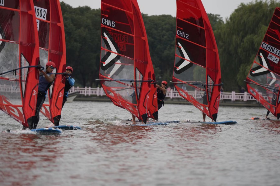 选手在帆板大师赛比赛中。  .jpeg