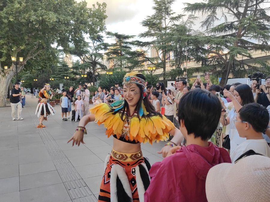 上博人民广场馆外 “舌尖上的美洲”夜市上新 “玉米神上班班”更添松弛感