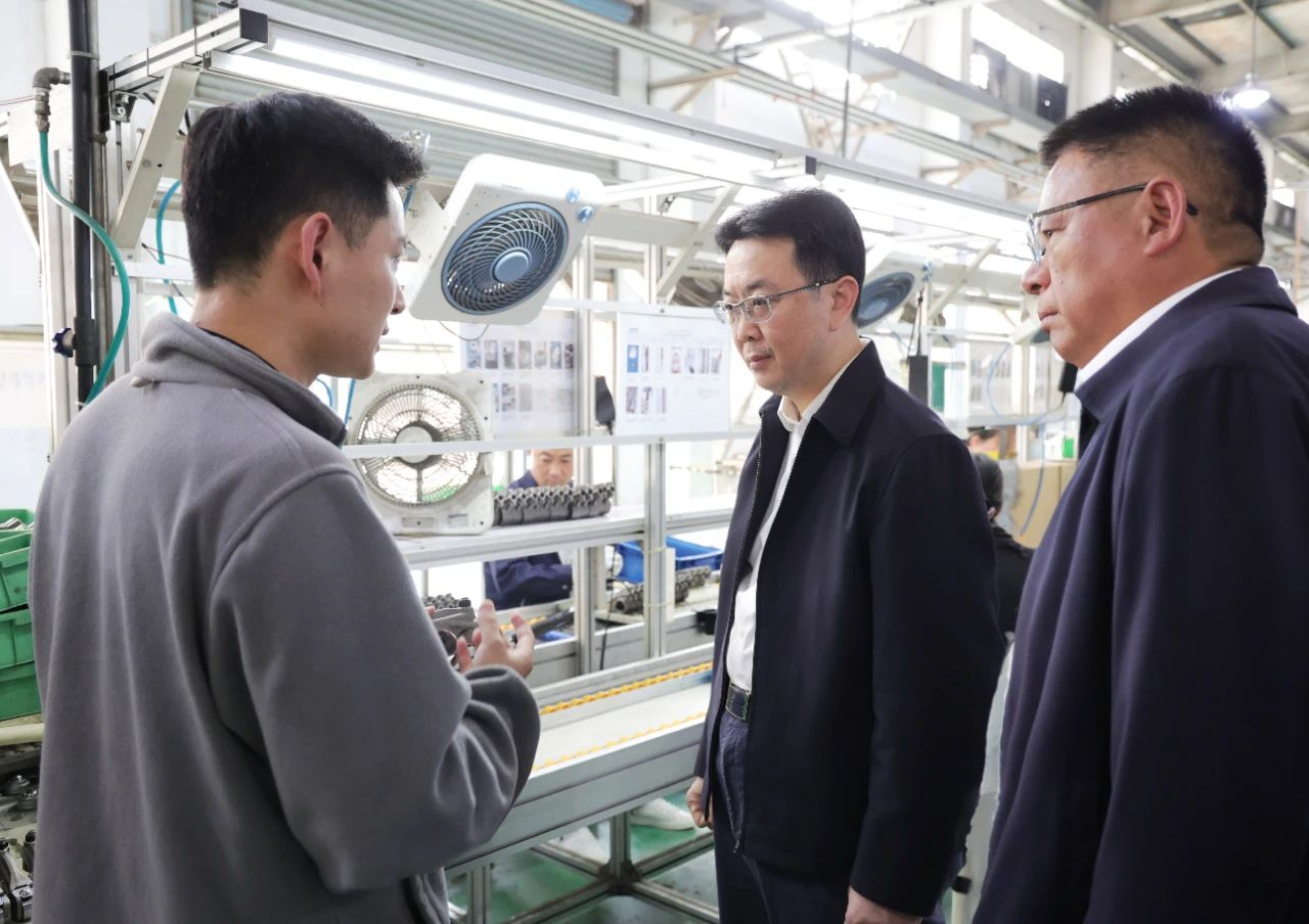 奉贤区委副书记、区长王益群调研制造业企业
