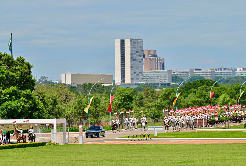 会谈前,卢拉总统和夫人罗桑热拉热情迎接习近平,并为习近平举行隆重盛大欢迎仪式。新华社记者 翟健岚 摄.jpg 会谈前,卢拉总统和夫人罗桑热拉热情迎接习近平,并为习近平举行隆重盛大欢迎仪式。新华社记者 翟健岚 摄.jpg