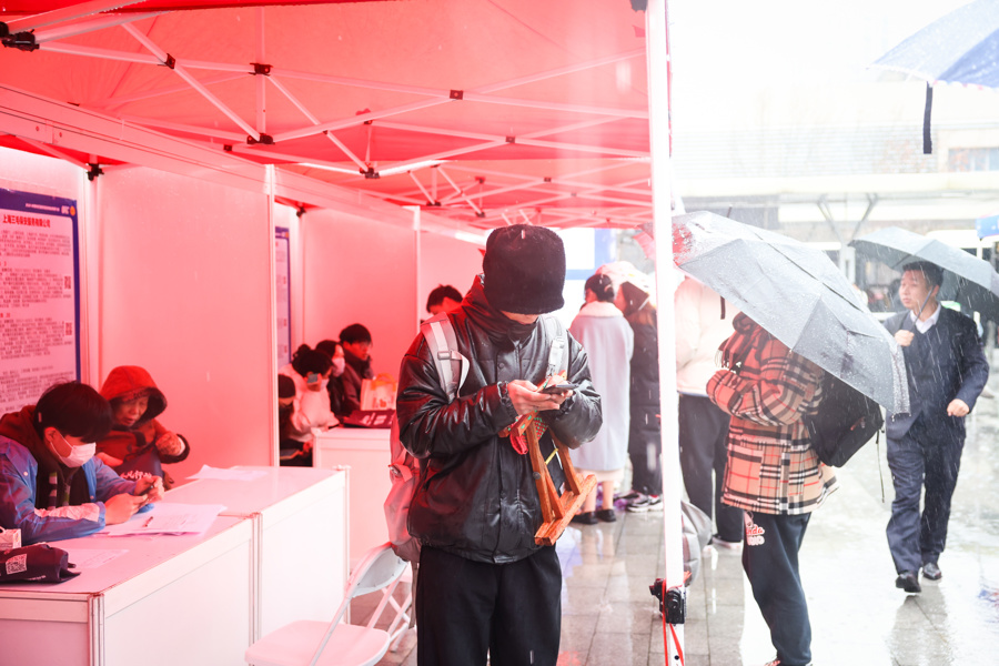 带着行李和折叠凳,求职者小吴是第一次踏上上海的土地。.jpeg 带着行李和折叠凳,求职者小吴是第一次踏上上海的土地。.jpeg