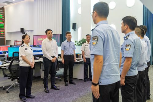 20240722103405011007.jpg 送清凉鼓干劲,区领导走访慰问战高温一线工作者7.jpg