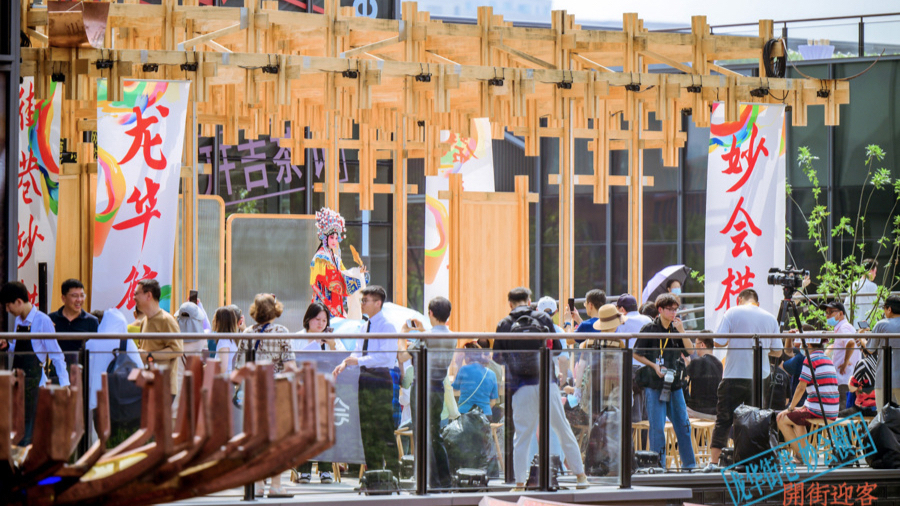 龙华会开街,商场内“搭台唱戏”吸引市民游客.jpeg 龙华会开街,商场内“搭台唱戏”吸引市民游客.jpeg