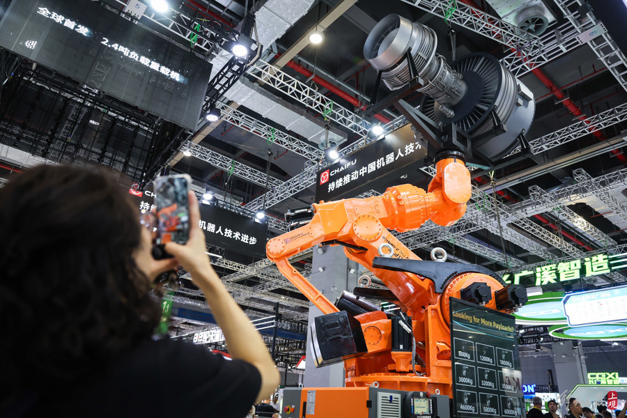 昨天在工博会现场,柴孚机器人展示2.4吨负载重载机器人。记者 海沙尔 摄.jpg 昨天在工博会现场,柴孚机器人展示2.4吨负载重载机器人。记者 海沙尔 摄.jpg