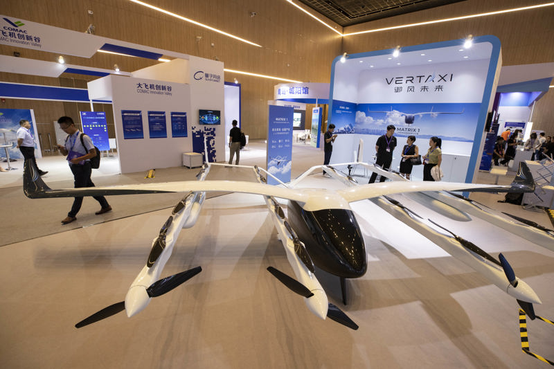 全球技术转移大会上,御风未来展出了一架1∶2比例的电动垂直起降飞行器,这架未来的“空中出租车”拥有20个旋翼,外形十分酷炫.jpeg 全球技术转移大会上,御风未来展出了一架1∶2比例的电动垂直起降飞行器,这架未来的“空中出租车”拥有20个旋翼,外形十分酷炫.jpeg