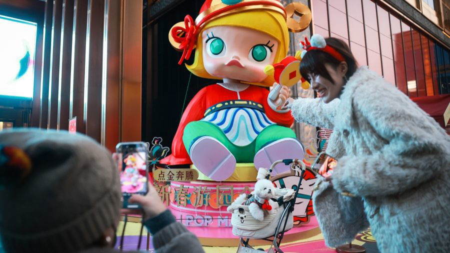 近日,豫园灯会六大灯区全景点亮。在BFC南区入口,泡泡玛特经典IP形象MOLLY成为瞩目的门面担当。记者海沙尔 摄.png