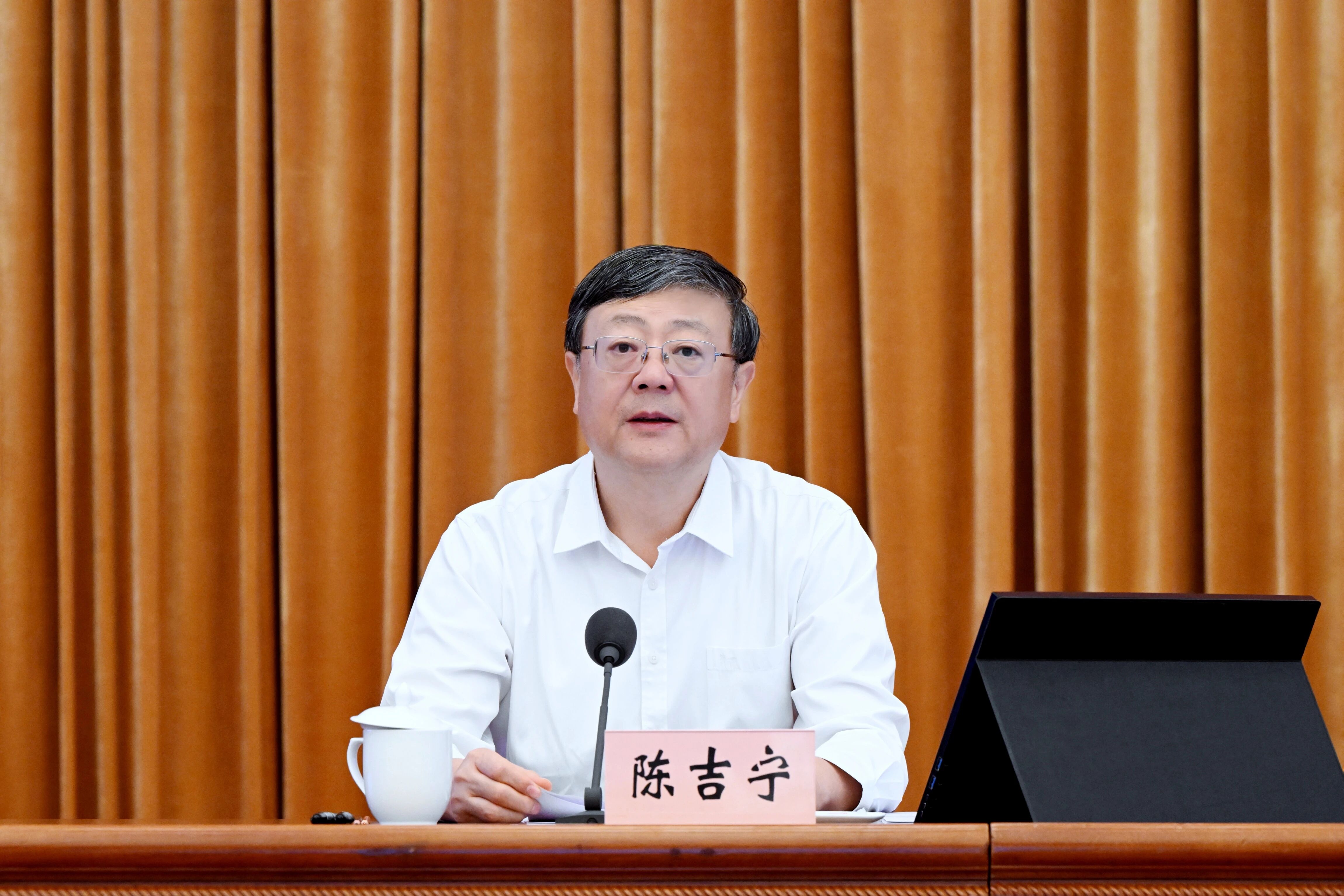 市委中心组学习会专题学习习近平生态文明思想 在新征程上加快推进美丽上海建设