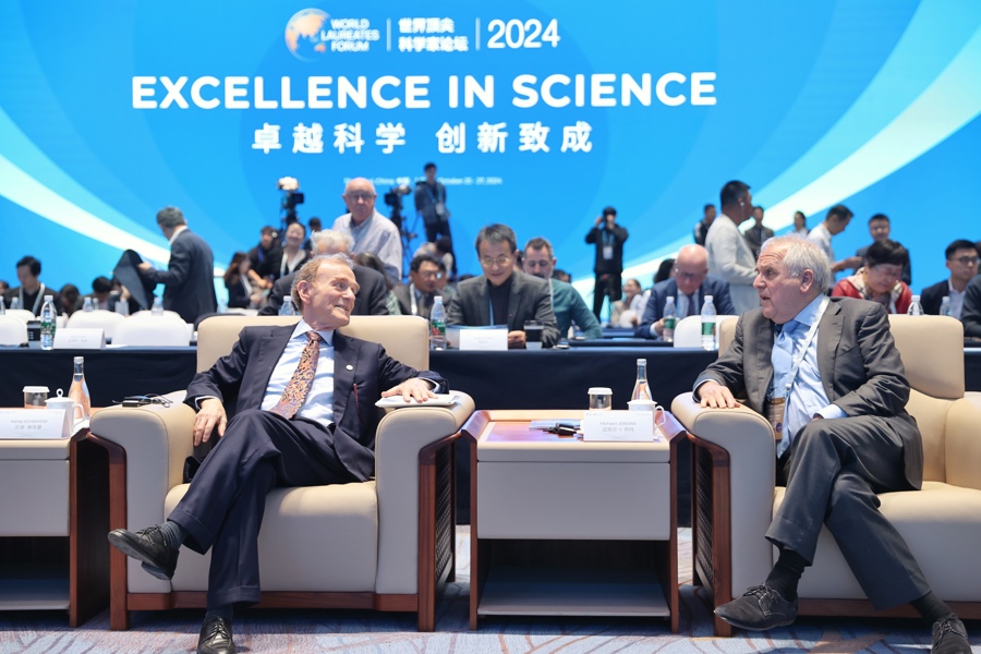 昨天,2024世界顶尖科学家论坛开幕式上,外国科学家在会场交谈。 记者 赖鑫琳 摄.jpg 昨天,2024世界顶尖科学家论坛开幕式上,外国科学家在会场交谈。 记者 赖鑫琳 摄.jpg