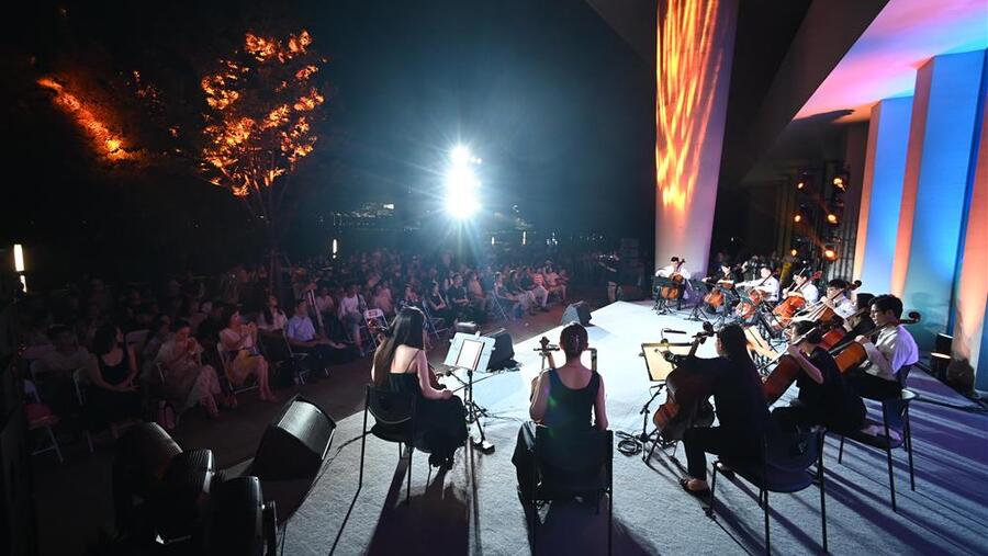 吹着江风，上海交响乐团13把大提琴在上海西岸演出.jpeg