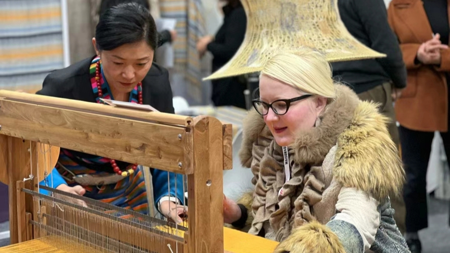 江孜氆氇亮相巴黎时尚家居设计展。 受访者供图.jpeg 江孜氆氇亮相巴黎时尚家居设计展。 受访者供图.jpeg