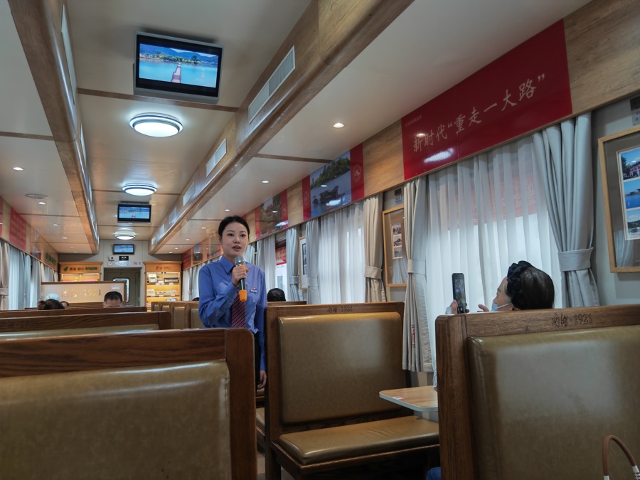 工作人员在列车上介绍列车特色,分享党史小故事。 资料图片 .jpg 工作人员在列车上介绍列车特色,分享党史小故事。 资料图片 .jpg