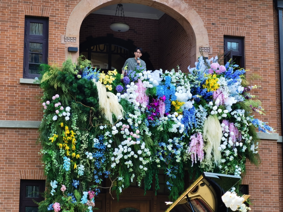 上海音乐学院的阳台音乐“快闪”。 陈玺撼 摄.jpg