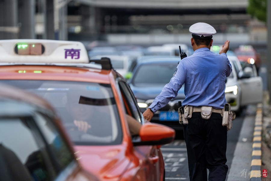 交警在绍虹路劝离长时间占用临停位的车辆。记者 孟雨涵 摄.jpg