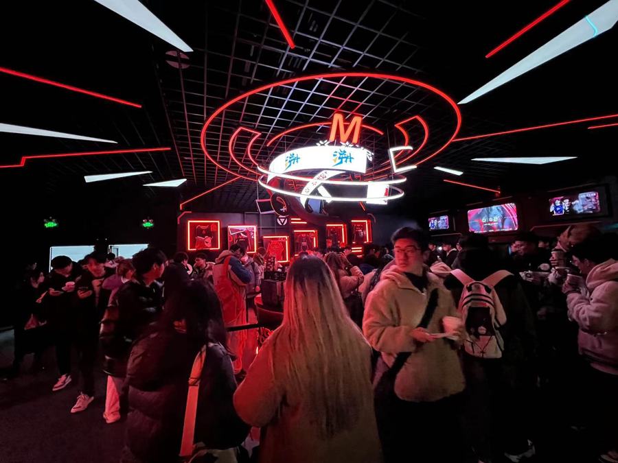 “无畏竞技场”序厅,观众熙熙攘攘。 受访者供图.jpeg “无畏竞技场”序厅,观众熙熙攘攘。 受访者供图.jpeg