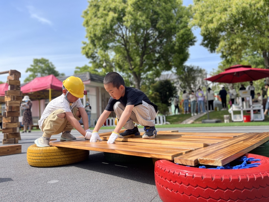 虹宝幼儿园的孩子在户外活动.jpeg 虹宝幼儿园的孩子在户外活动.jpeg
