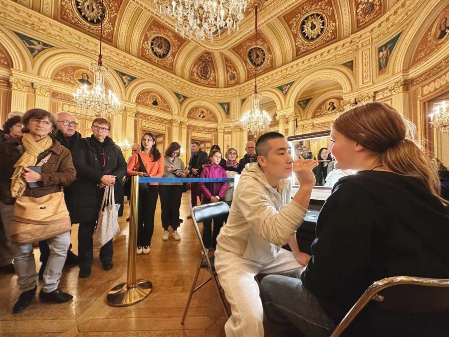 波尔多观众排队体验昆曲妆容。 资料图片.jpg 波尔多观众排队体验昆曲妆容。 资料图片.jpg