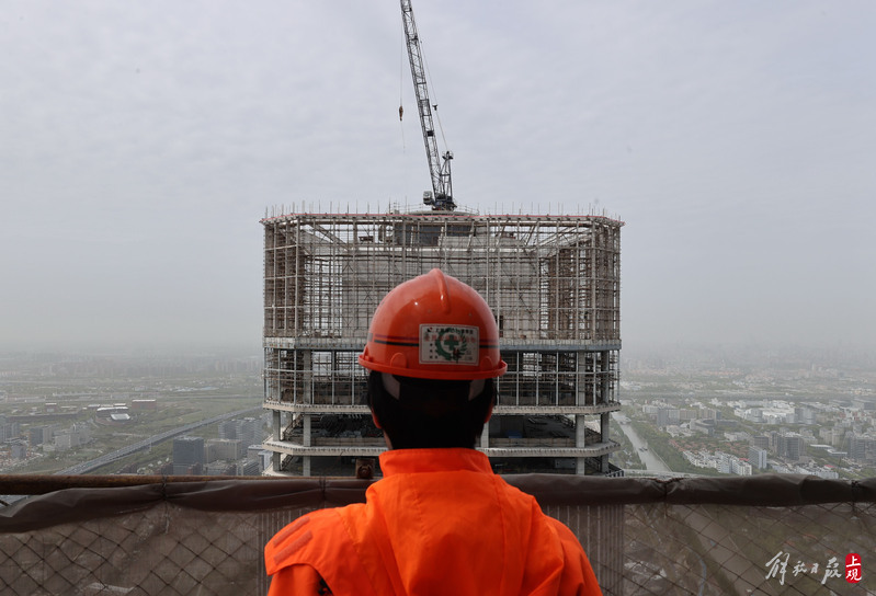 昨日，一名建设者在塔楼上.jpeg