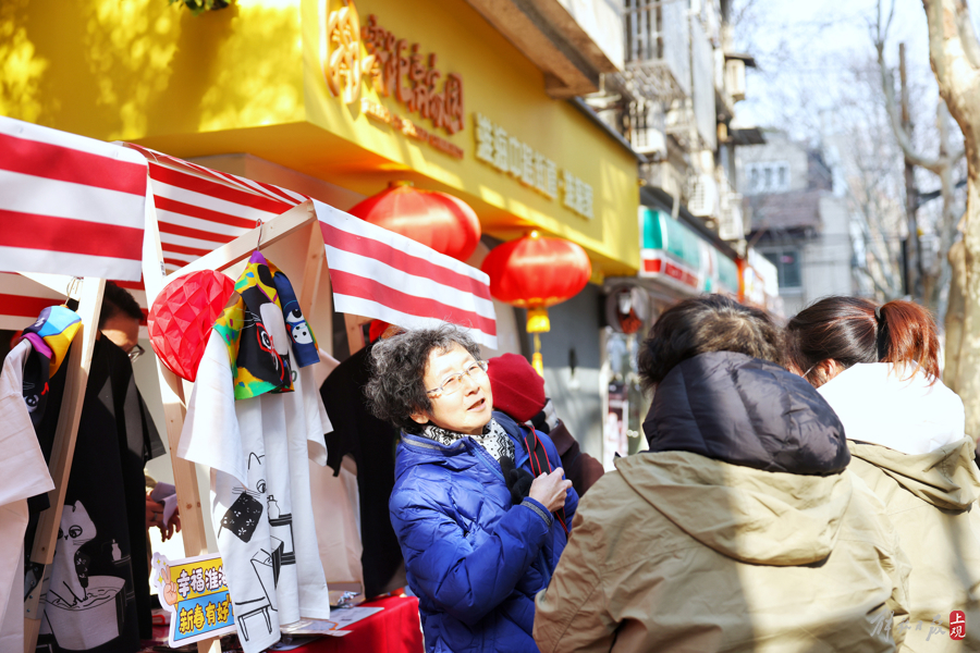 新春集市活动现场设置了各类摊位,居民们在这里玩得开心、逛得尽兴。.jpeg 新春集市活动现场设置了各类摊位,居民们在这里玩得开心、逛得尽兴。.jpeg
