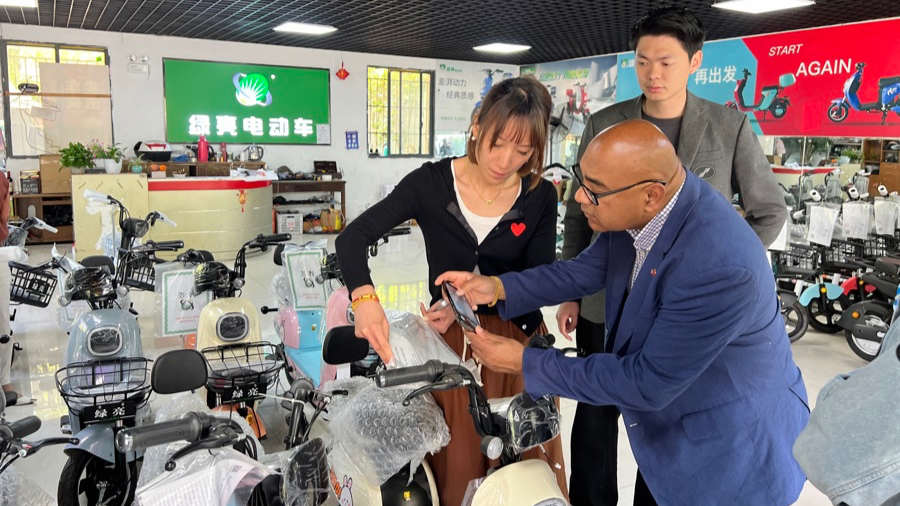 托尼拍下中国制造的电动车产品细节。 顾杰 摄.jpeg 托尼拍下中国制造的电动车产品细节。 顾杰 摄.jpeg