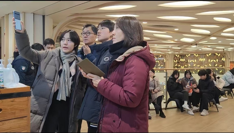 韩国游客在上海的羊肉串店排队等候用餐。 .jpg 韩国游客在上海的羊肉串店排队等候用餐。 .jpg