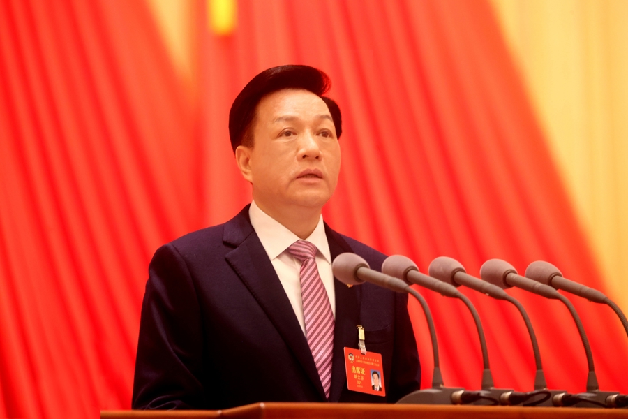 胡文容作工作报告。记者 张海峰 摄 .jpeg 胡文容作工作报告。记者 张海峰 摄 .jpeg