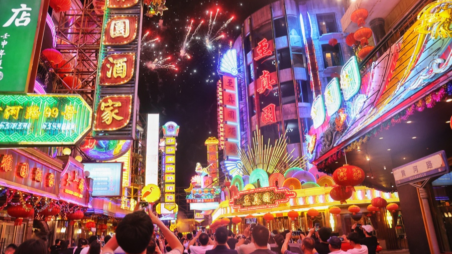 《繁花》拍摄地“黄河路”燃放烟花。记者 赖鑫琳 摄.jpg 《繁花》拍摄地“黄河路”燃放烟花。记者 赖鑫琳 摄.jpg