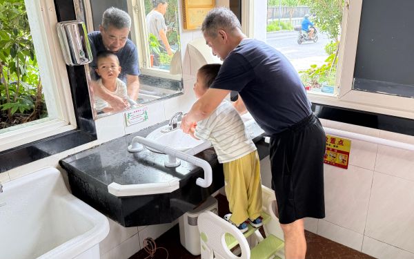 本市扎实推进年度“环卫公厕适老化适幼化改造”工作落实落细-0820 (2).jpg