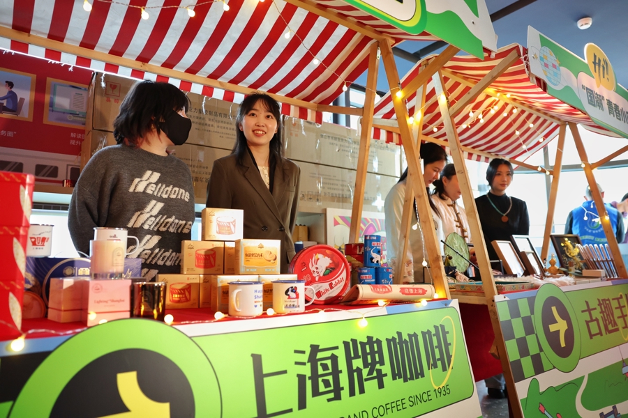 昨天,“国潮”青春小店经营者摆摊展示小店产品。记者 赖鑫琳 摄 .jpeg 昨天,“国潮”青春小店经营者摆摊展示小店产品。记者 赖鑫琳 摄 .jpeg