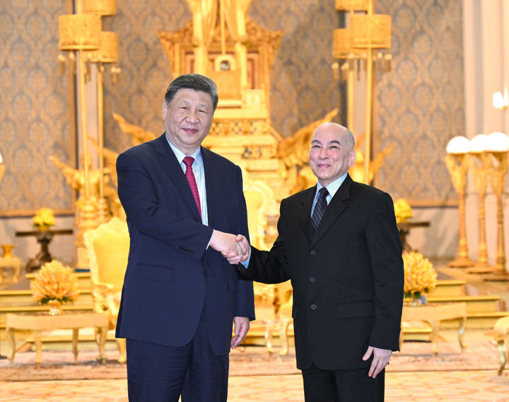 4月17日下午,柬埔寨国王西哈莫尼同中国国家主席习近平在金边王宫举行会见。新华社记者 李学仁 摄.jpg 4月17日下午,柬埔寨国王西哈莫尼同中国国家主席习近平在金边王宫举行会见。新华社记者 李学仁 摄.jpg