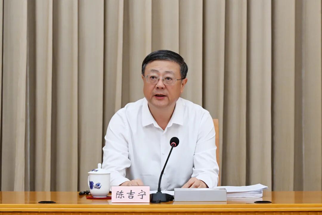 只争朝夕、攻坚突破、全力冲刺 市委季度工作会议举行 陈吉宁作工作点评