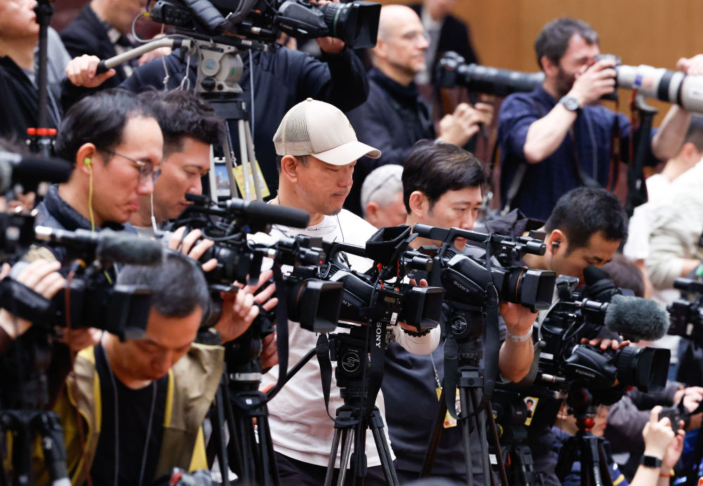 2025年3月10日,全国政协十四届三次会议在北京人民大会堂举行闭幕会。这是记者在会场采访。新华社记者 张玉薇 摄.jpeg 2025年3月10日,全国政协十四届三次会议在北京人民大会堂举行闭幕会。这是记者在会场采访。新华社记者 张玉薇 摄.jpeg