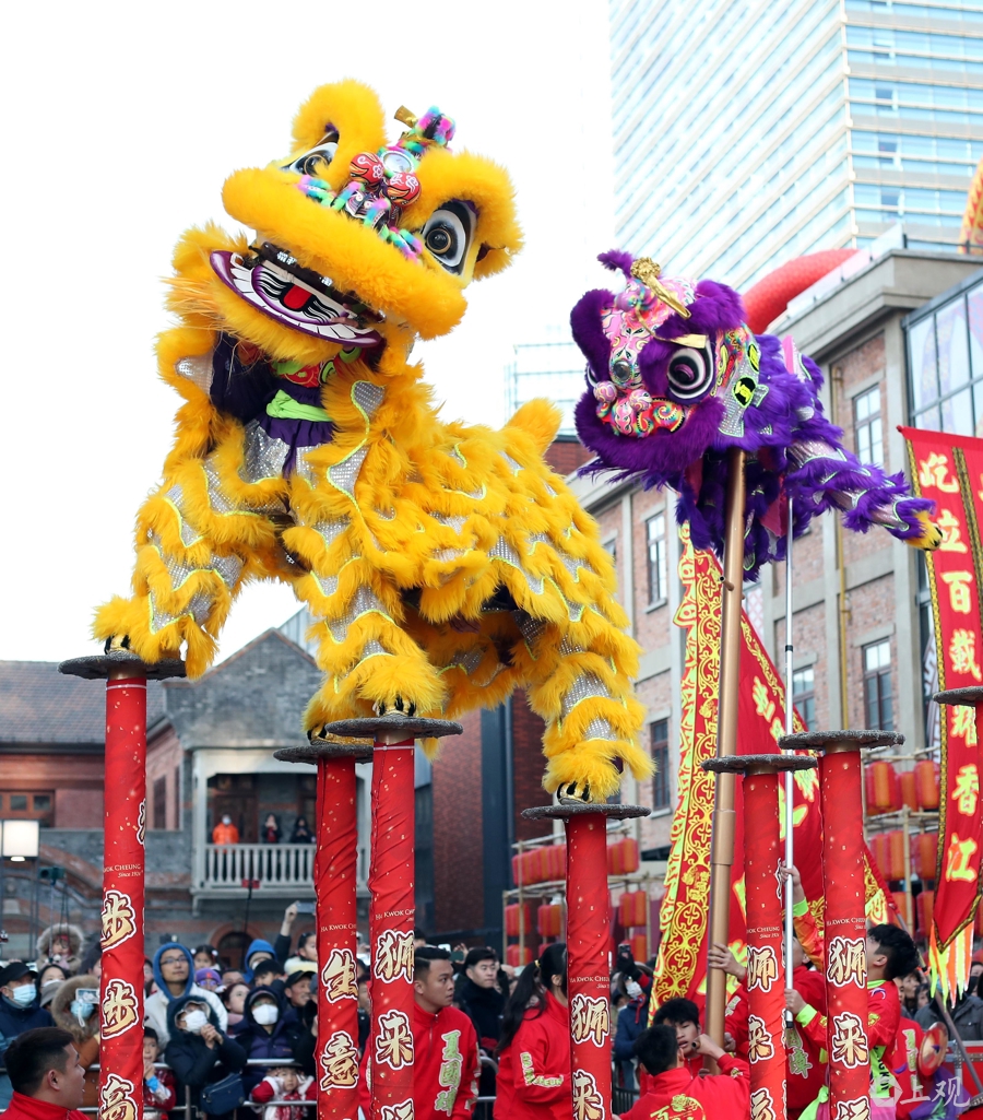 高低错落的梅花桩上,醒狮前后翻腾、上下跳跃,引得观众阵阵欢呼。.jpg 高低错落的梅花桩上,醒狮前后翻腾、上下跳跃,引得观众阵阵欢呼。.jpg