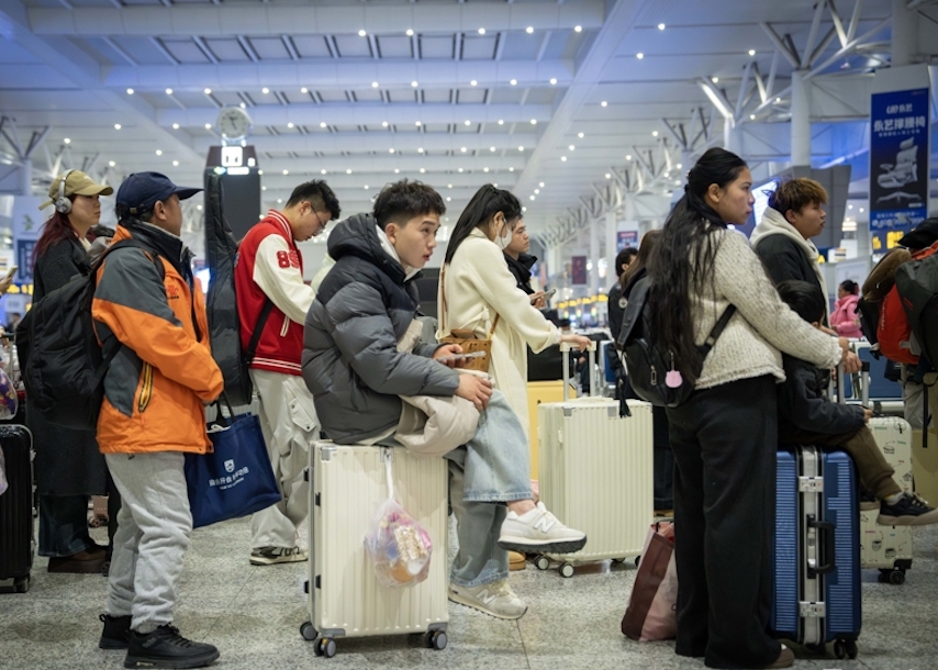 高铁站里,旅客排队候车。记者 孟雨涵 摄.jpg 高铁站里,旅客排队候车。记者 孟雨涵 摄.jpg