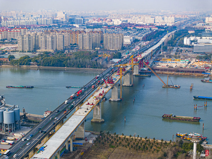 S4公路奉浦大桥东桥跨黄浦江主体工程日前合龙.jpeg