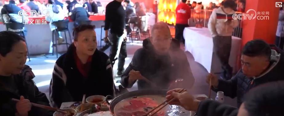 重庆:逛大集 涮火锅 感受传统年节氛围.jpg 重庆:逛大集 涮火锅 感受传统年节氛围.jpg