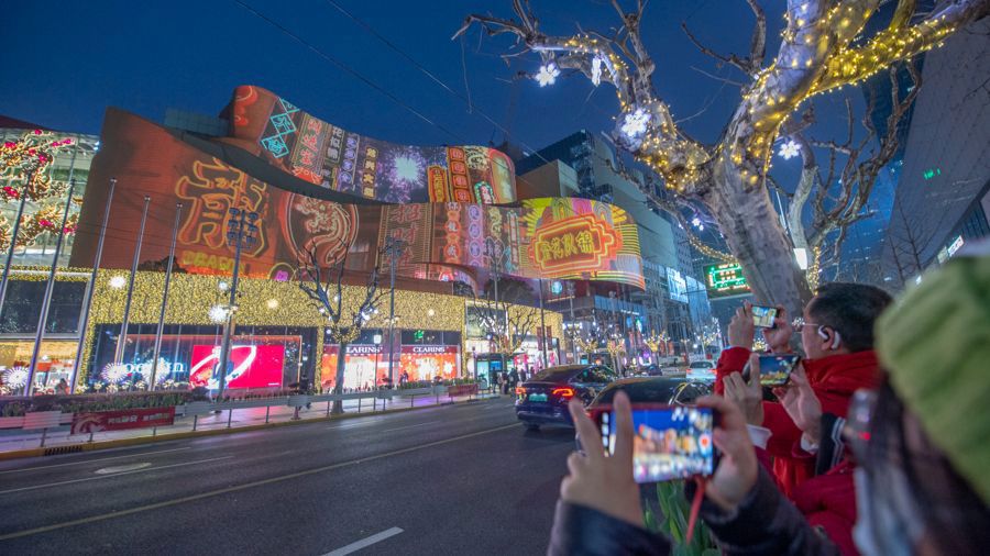 在久光百货,静安区利用南京西路北侧的建筑外墙打造了“3D mapping秀”。 肖鸣亮 摄.jpeg 在久光百货,静安区利用南京西路北侧的建筑外墙打造了“3D mapping秀”。 肖鸣亮 摄.jpeg