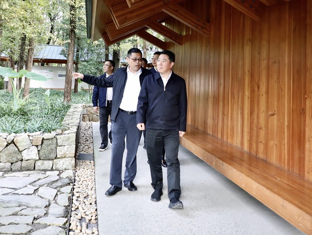 长宁区委书记孔福安在新泾镇调研生态文明建设工作5.jpg