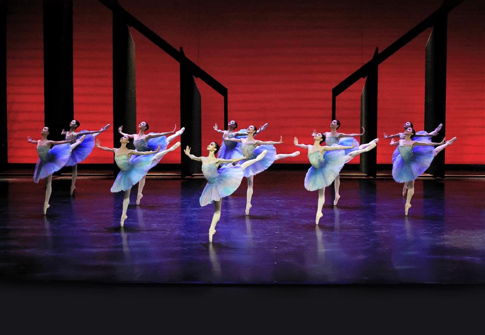 上海芭蕾舞团《大地之光》在鄂尔多斯上演 “月光”照到辽阔草原