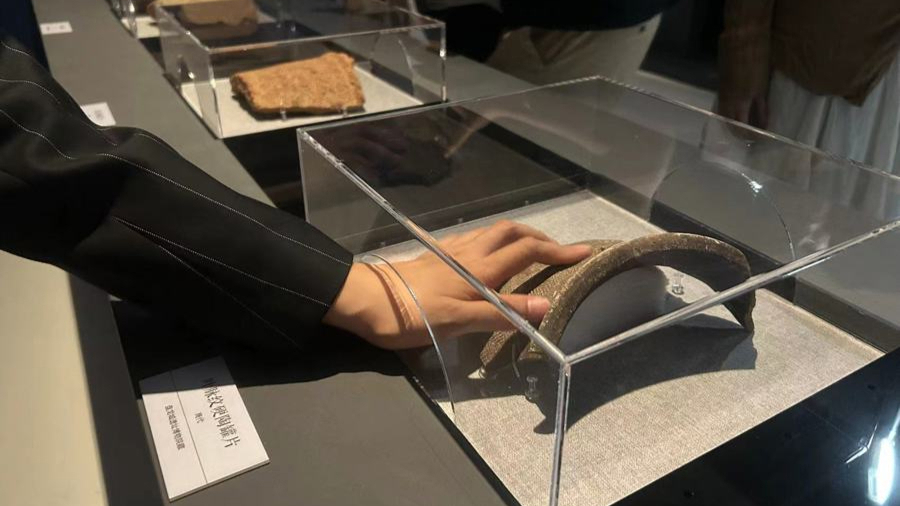 展出的商代陶片已有3200年到3500年的历史。 沈思怡 摄.jpeg 展出的商代陶片已有3200年到3500年的历史。 沈思怡 摄.jpeg