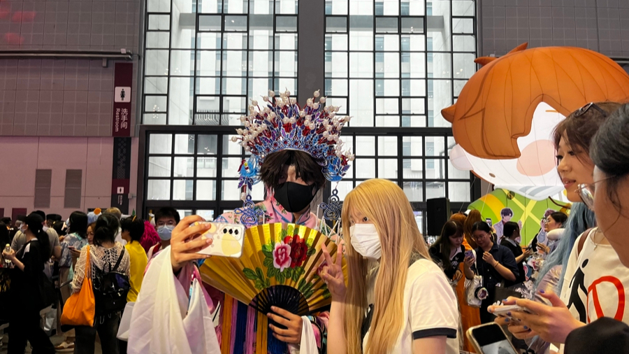 BW现场，粉丝与戏曲造型的coser（角色扮演者）合影。 张熠 摄  .jpeg