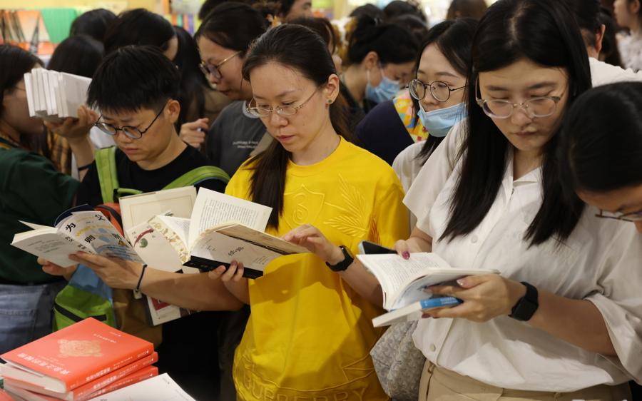 “放下手机，读会儿书” 在上海书展 不同年龄读者组成一道道最美阅读风景