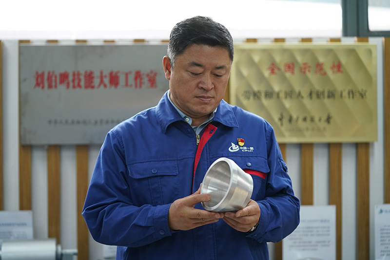 二十大代表、中国一重水压机锻造厂副厂长刘伯鸣在工作室内查看创新产品模型(2022年9月17日摄)。.jpg 二十大代表、中国一重水压机锻造厂副厂长刘伯鸣在工作室内查看创新产品模型(2022年9月17日摄)。.jpg