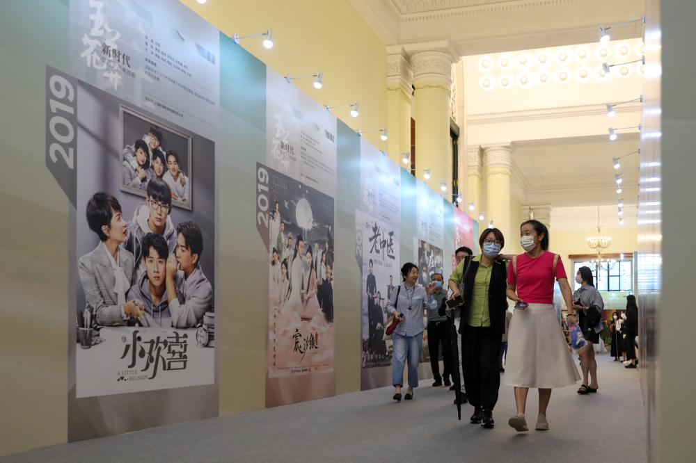 昨天,上海电视节电视市场吸引冒雨而来的观众。.jpeg 昨天,上海电视节电视市场吸引冒雨而来的观众。.jpeg