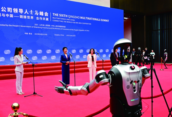 6月19日,一台人形机器人在第六届跨国公司领导人青岛峰会嘉宾通道上提问。.jpg