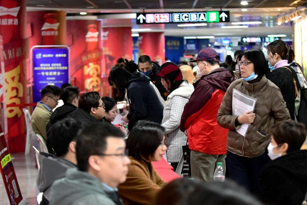 2025年1月10日，“好年华 聚福州”2025年就业援助月专项活动——综合类专场招聘会在福建省福州市南门兜地铁站内举办。 新华社记者魏培全 摄.jpg